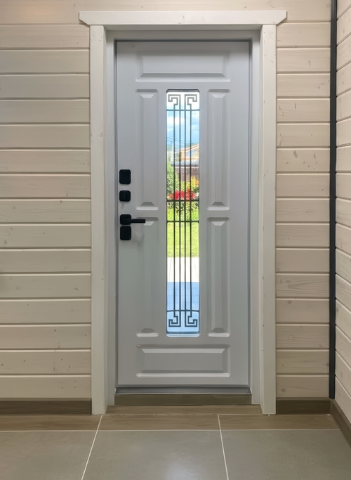 Белая дверь с ковкой Белая дверь с ковкой